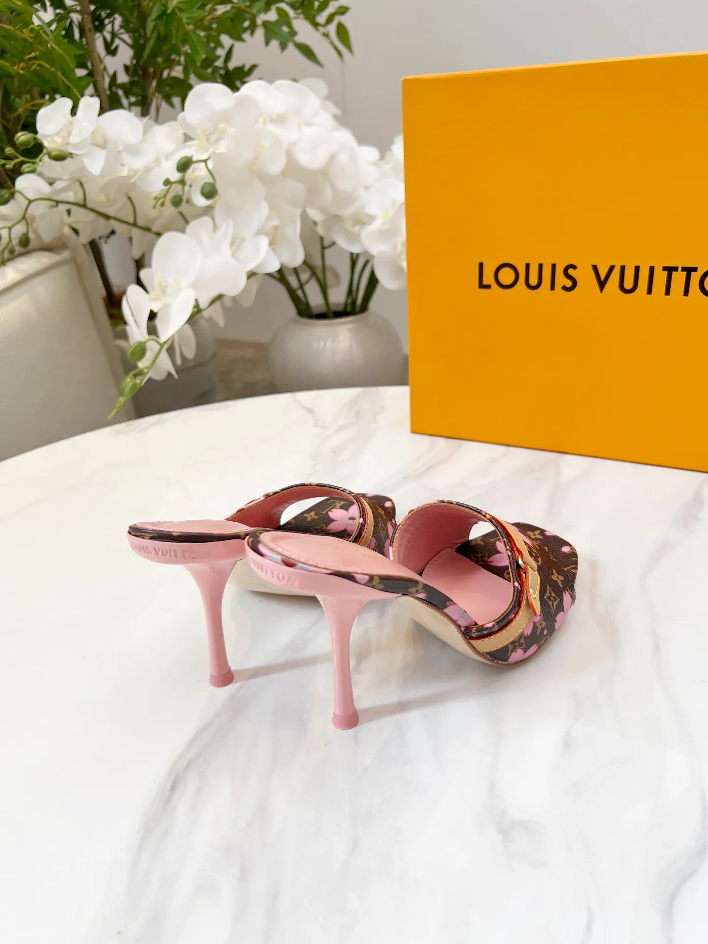 👟👟Ex-factory price 440👟👟 LV new denim kitten heel slippers 2025 summer must-have for goddesses, original replica, super comfortable on the feet. Show off the queen's temperament, the heel height is 9.5CM, which shows your temperament without being tiring. Leather outsole. Standard code: 35-42 (41 and 42 codes are customized, non-returnable and non-exchangeable)